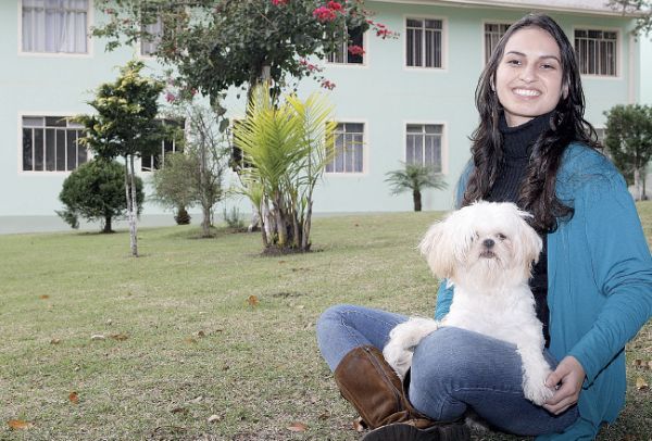 Flávia Rocha e o cachorro, Ziggy: a raça do bichinho é indicada para apartamentos, por ele ser pequeno e silencioso | Jonathan Campos/ Gazeta do Povo
