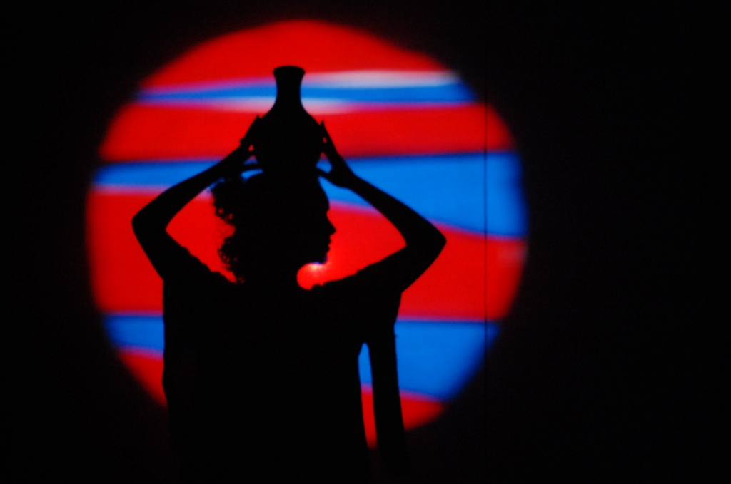 A estética do teatro de sombras presente em Buanga lembra a das artes plásticas | Divulgação