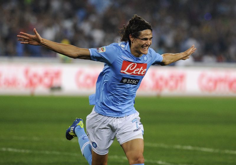 Cavani marcou três gols na vitória do Napoli sobre o Milan | AFP