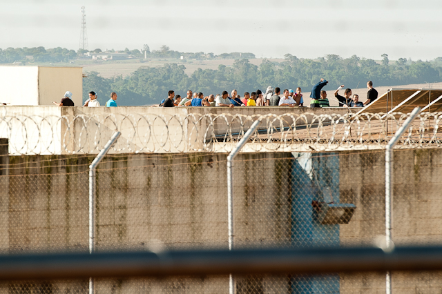 Segundo a Seju, 36 presos estavam no telhado do presídio por volta das 15h. Outros 150 que estavam nas celas também teriam aderido à rebelião | Fábio Dias - Gazeta Maringá
