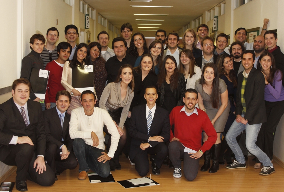 A turma de 2011 comemorou a formatura no curso depois de quatro meses de aulas e passagens pela Gazeta do Povo e pela RPCTV | Walter Alves/Gazeta do Povo