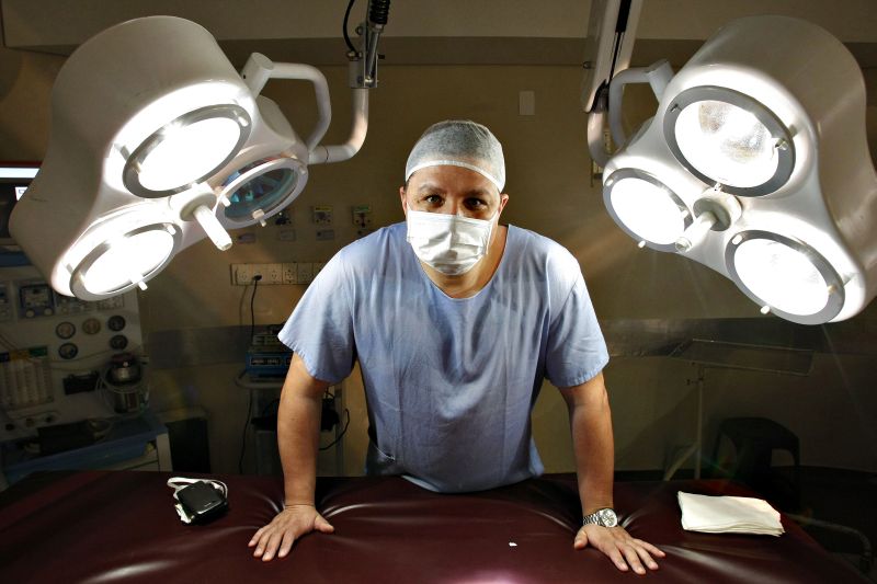 O neurocirurgião e socorrista Samir Bark teve de decidir em segundos sobre a amputação ou não do pé de um acidentado sob uma casa que ameaçava desabar |