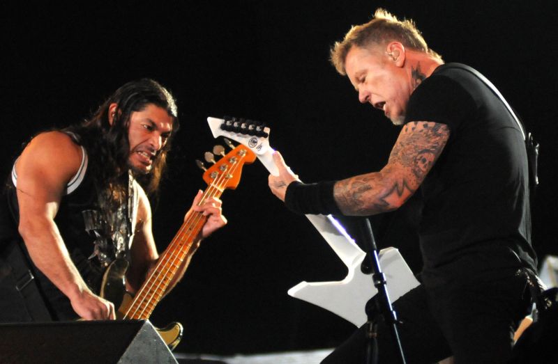 O baixista Robert Trujillo e o vocalista James Hetfield: competição de velocidade em instrumentos | André Durao/ AFP