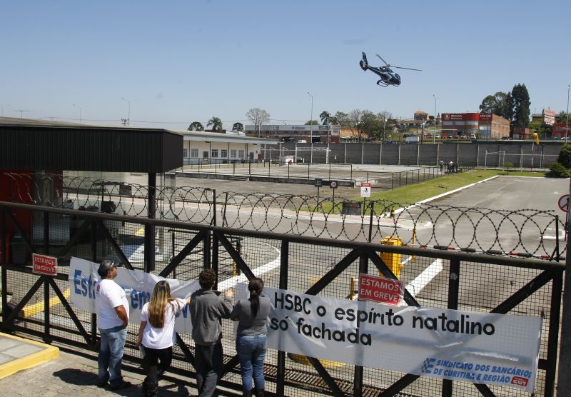 O HSBC diz ter autorização da Aeronáutica para levar funcionários ao centro administrativo do Xaxim, em Curitiba | Daniel Castellano/ Gazeta do Povo