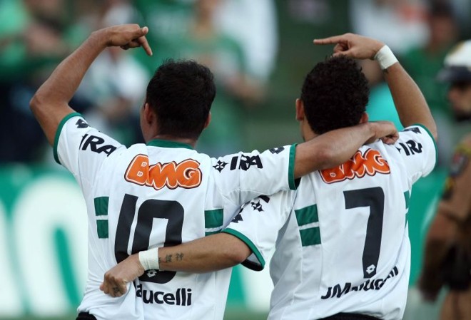 Marcos Aurélio (10) aponta para Rafinha (7), que retribui o elogio: tabelinha entre os dois no segundo tempo relembrou os melhores momentos do Coxa na temporada | 