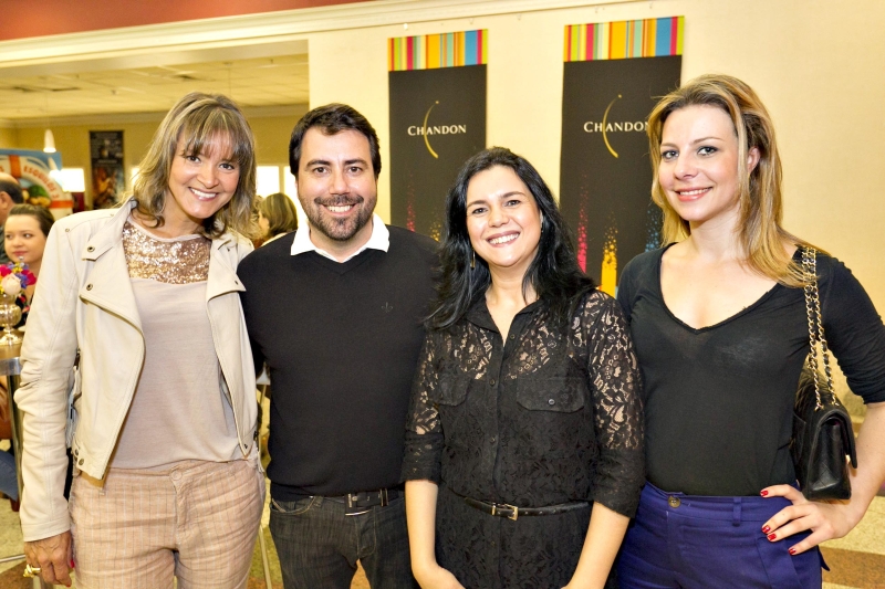 O consultor de luxo Carlos Ferreirinha deu uma concorrida palestra com o tema O mercado de luxo e a primavera-verão 2012, na terça-feira, no Shopping Mueller, em evento fechado para convidados. Com ele na foto, Ireni Ferreira (à esq.), da Imax Eventos; Patrícia Gonçalves (ao centro), gerente de marketing do shopping, e a consultora de moda Débora Mateus | Diego Pisante