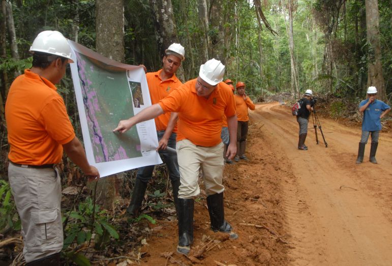 Técnicos do Serviço Florestal Brasileiro vistoriam uma das 11 áreas cuja exploração controlada será autorizada em 2012: terras indígenas e parques ficam de fora | Jefferson Rudy/Divulgação