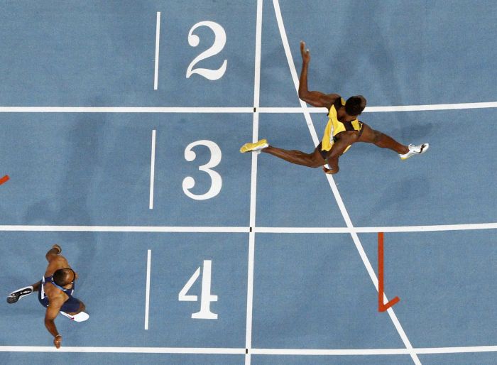 O jamaicano Usain Bolt termina a prova dos 200 m com confortável distância para o norte-americano Walter Dix | Pawel Kopczynski/ Reuters
