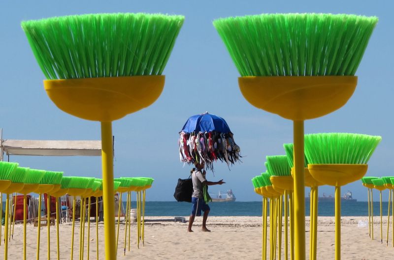 594 vassouras na praia: uma para cada um dos 513 deputados e 81 senadores | Fábio Motta/AE