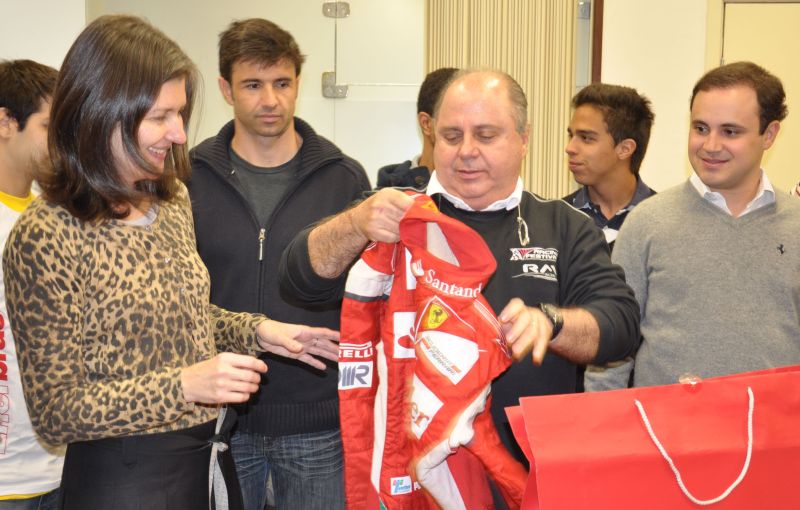 Titônio Massa, pai do piloto Felipe Massa, entregou anteontem à diretora do Hospital Pequeno Príncipe, Ety Cristina Forte Carneiro, um macacão autografado para ser leiloado. Titônio estava acompanhado do filho Dudu (à dir.) e dos pilotos do Racing Festival (Trofeo Linea e Fórmula Futuro), entre eles Christian Fittipaldi (ao fundo, à esq.) | Camila H. Mendes