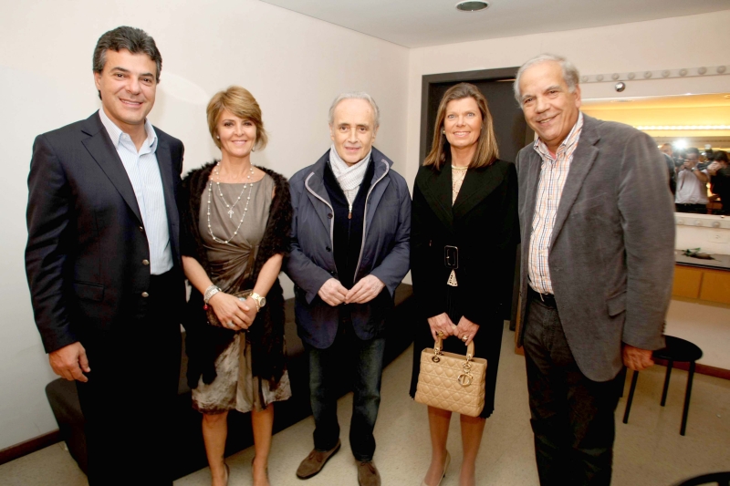 O governador Beto Richa e a primeira-dama Fernanda Richa foram recebidos pelo tenor José Carreras, em seu camarim, junto com o casal Fany Durães e Oriovisto Guimarães (à dir.), após o concerto de anteontem no Teatro Positivo Grande Auditório | Mauro Campos