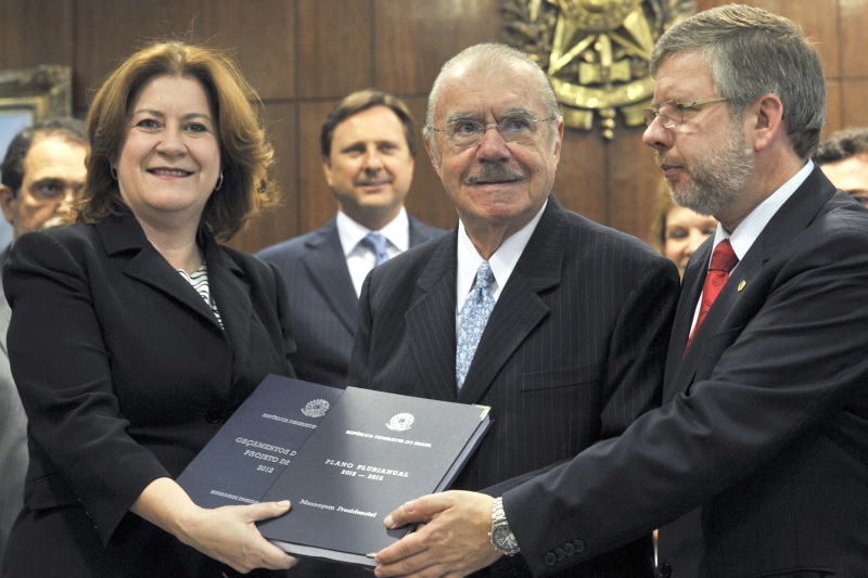 A ministra do Planejamento, Miriam Belchior, entrega o projeto de lei orçamentária e do Plano Pluarianial de 2012 a 2015 para os presidentes do Senado, José Sarney (PMDB-AC), e da Câmara dos Deputados, Marco Maia (PT-RS, à direita) | Antônio Cruz/ABr
