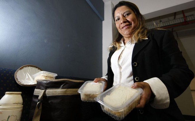 Sandra do Nascimento leva sanduíches assados para vender na faculdade | 