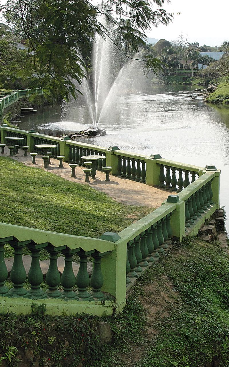 Rio Nhundiaquara na Praça Lamenha Lins em Morretes: cidade está entre as que homenageiam Nossa Senhora Aparecida | Luciane Horcel/ Gazeta do Povo