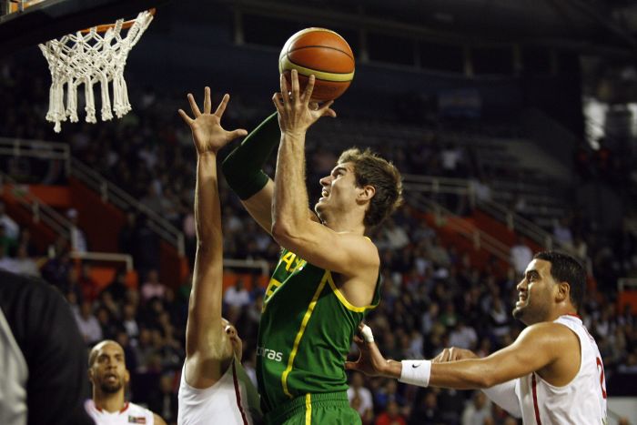 Tiago Splitter marca cesta na vitória sobre Porto Rico na quinta-feira pelo Pré-Olímpico de Mar del Plata | Maxi Failla / AFP