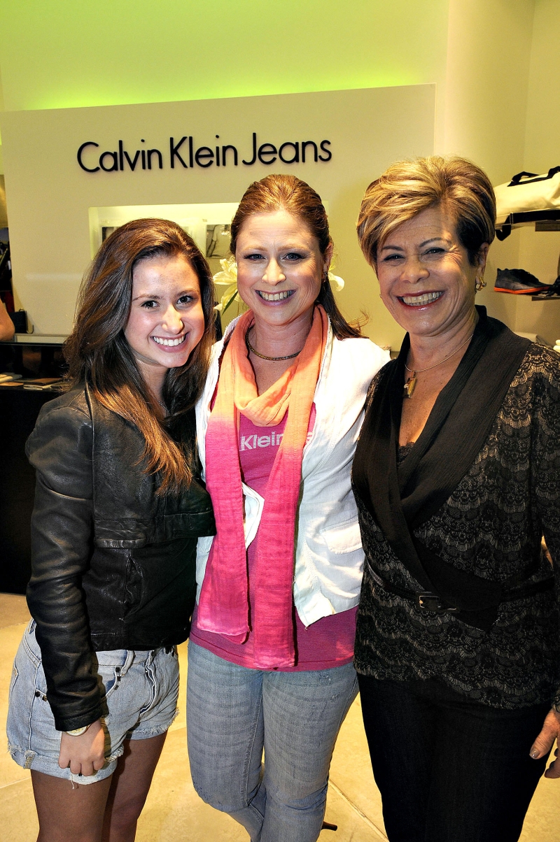 A Calvin Klein Jeans apresentou nesta quarta-feira sua coleção primavera/verão 2012, Urban Jungle, na loja do ParkShoppingBarigüi, em evento comandado pelo casal Simone e Nelson Barbalat. Além de amigos e clientes, Simone (ao centro) recebeu a filha, Betina, e a mãe, Mali Teig | Kraw Penas