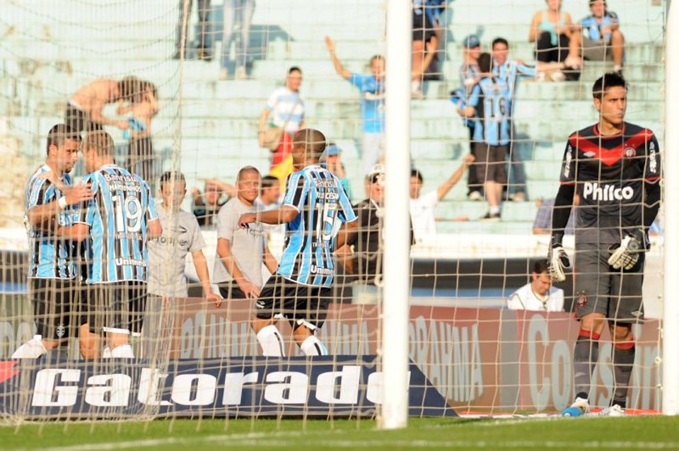 Renan Rocha é vencido por André Lima no jogo do Olímpico. Atacante gremista e o goleiro atleticano foram os destaques do jogo | Pedro Revillion/Correio do Povo