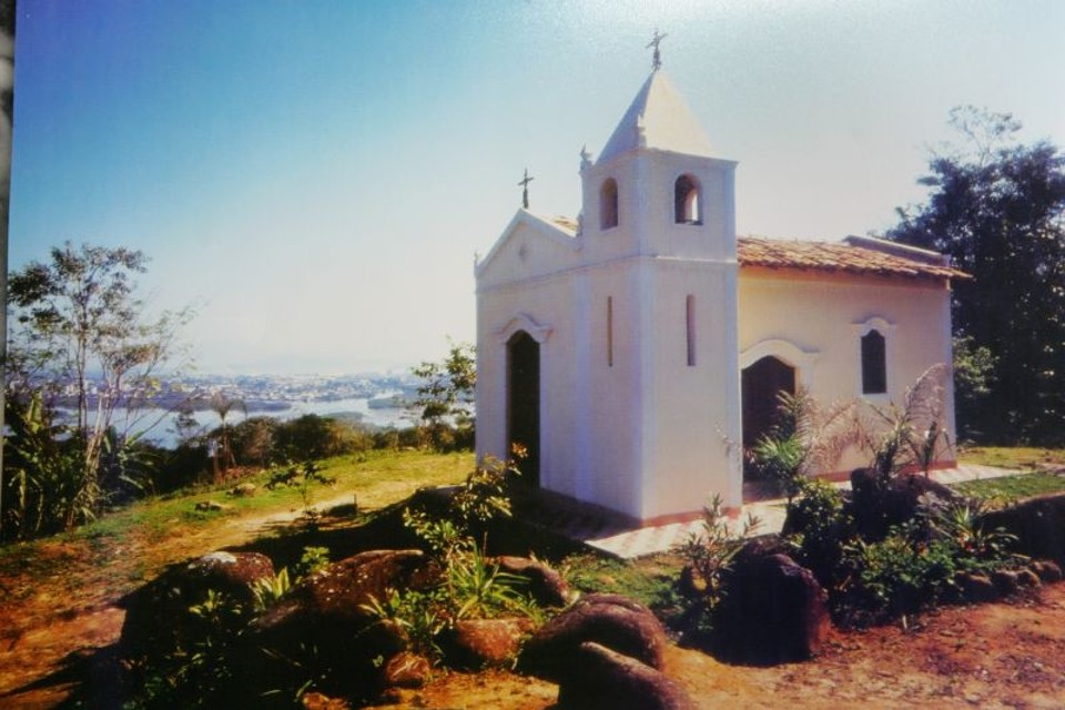 Depois da reforma em 1993, a Igreja de Nossa Senhora das Mercês recebeu uma placa comemorativa em 2000 | Reprodução da Restauração