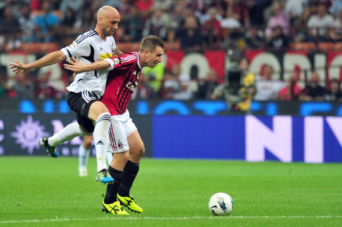 Cassano protege a bola do uruguaio Guillermo Rodriguez na magra vitória milanista sobre o Cesena | Giuseppe Cacace/ AFP