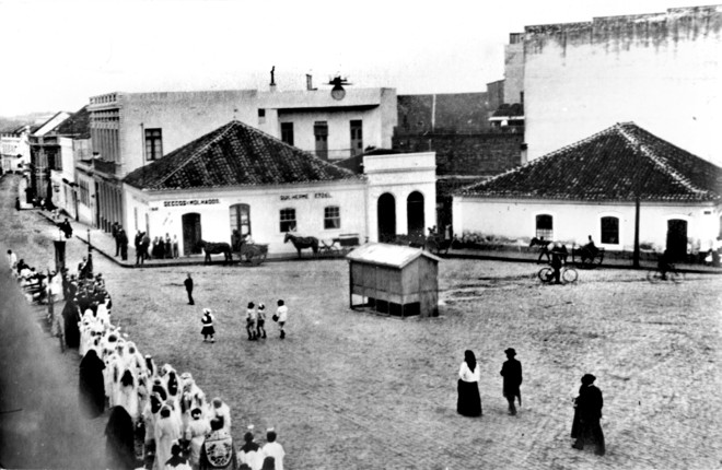 Cidade moderna. Entre 1912 e 1916, Cândido de Abreu foi prefeito de Curitiba e graças a ele muitas obras importantes foram executadas na cidade. Entretanto, houve uma que, apesar da intenção de sua instalação ter sido em benefício do conforto público, veio causar polêmica por ser exatamente contrária ao que se propunha. A arquitetura era simples, uma espécie de casinha sobre pilares servia para o desaperto dos frequentadores do Largo da Ordem nos idos de 1914. O mictório público durou pouco, mostrou-se anti-higiênico e produtor de alto mau cheiro. Teve existência curta tal utilidade, a primeira a ser instalada em Curitiba | 