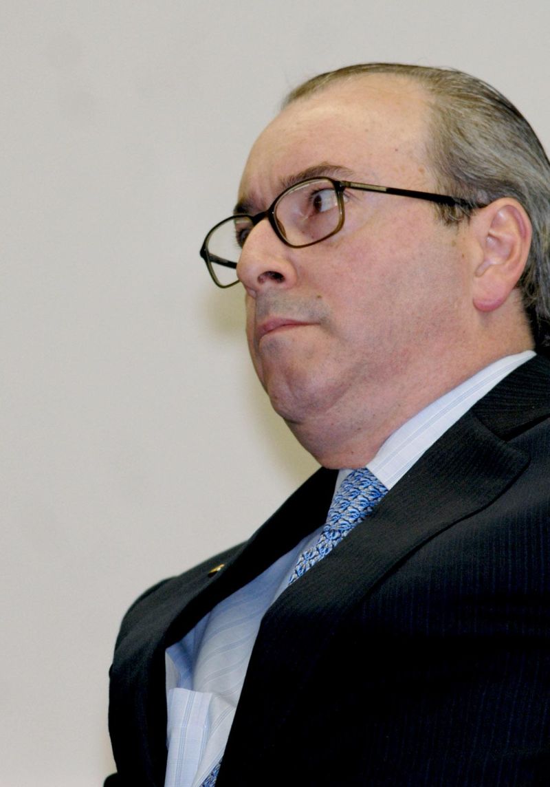 Não estamos brigando com ninguém nem pedindo nada. Ao contrário, a tese é a de entregar tudo. Se é para o PMDB ficar com a gorjeta, é melhor deixá-la para o garçom. Eduardo Cunha, deputado federal (PMDB-RJ) | Marcello Casal Jr./ABr