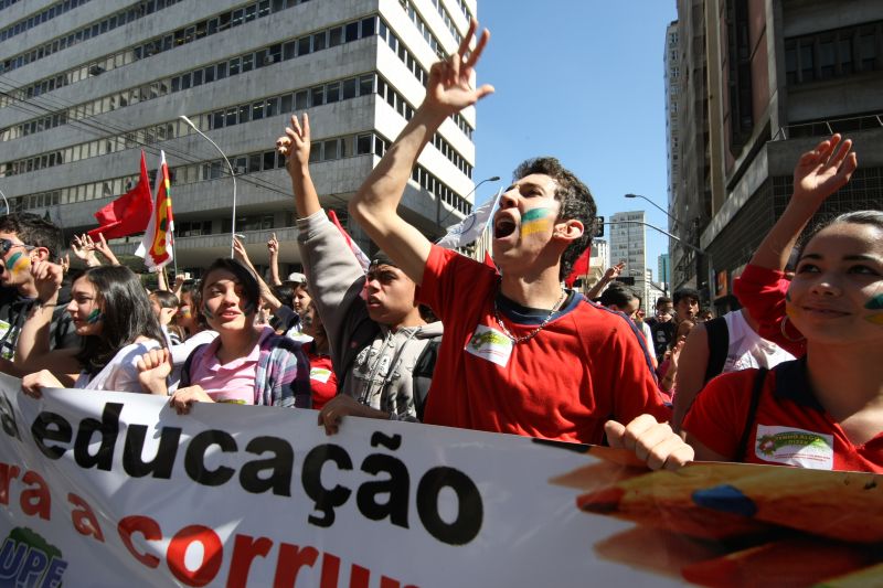 Protesto contra a permanência de Derosso reúne muitos estudantes | Aniele Nascimento/Agência de Notícias Gazeta do Povo
