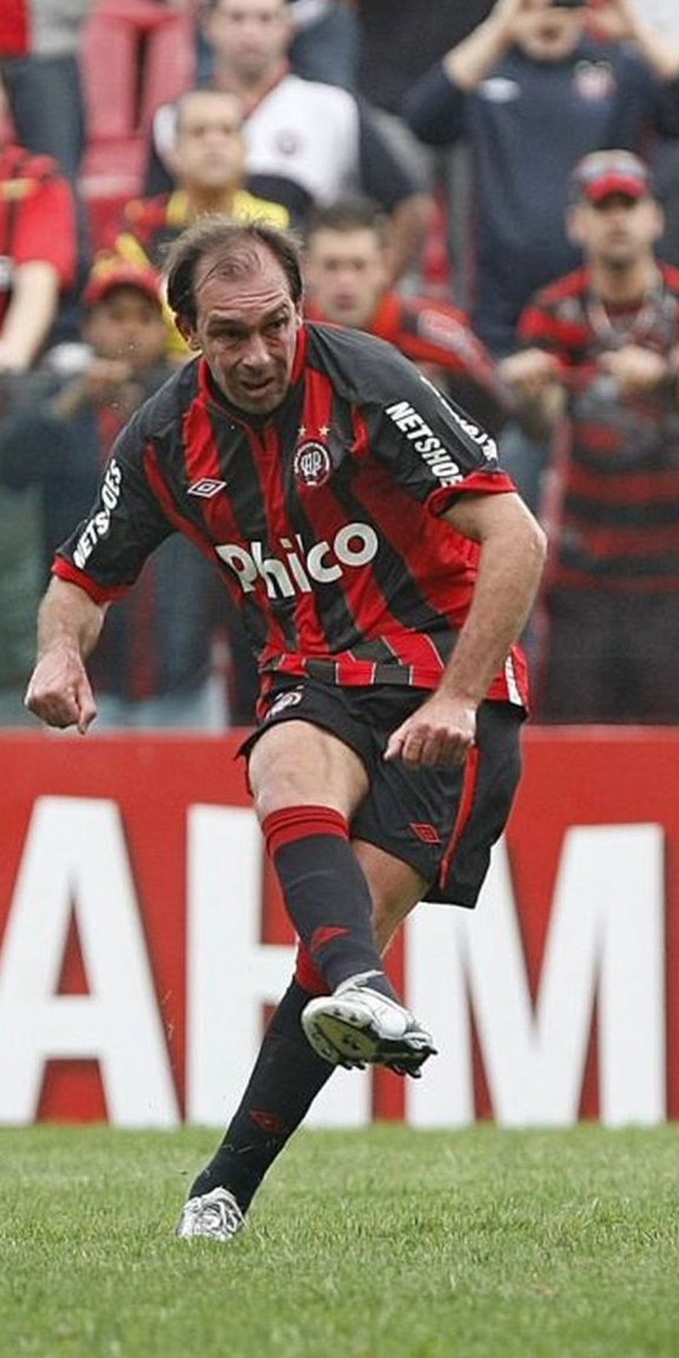 Após 12 partidas de ausência, o meia Paulo Baier voltou ao time no intervalo do jogo e deu novo ritmo ao Atlético diante do Figueirense | Jonathan Campos / Gazeta do Povo
