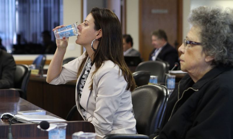 Renata Bueno (bebendo água): pedido de vereadora foi considerado irregular pela procuradoria da Câmara de Curitiba | Daniel Castellano/ Gazeta do Povo