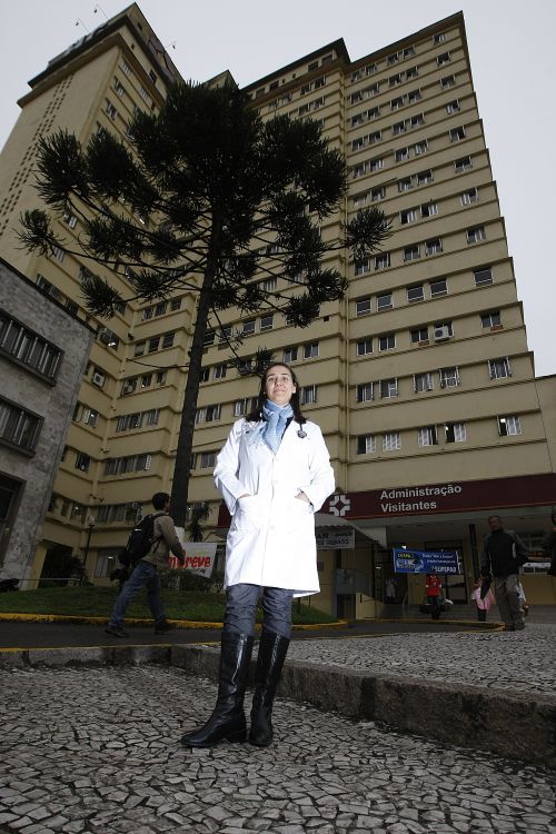 Bruna Driessen, estudante de Medicina da UFPR: força de vontade e jeitinho para driblar as dificuldades | Jonathan Campos / Gazeta do Povo