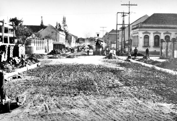 Avenida Vicente Machado sendo preparada para o calçamento, em 1937 | Arquivo