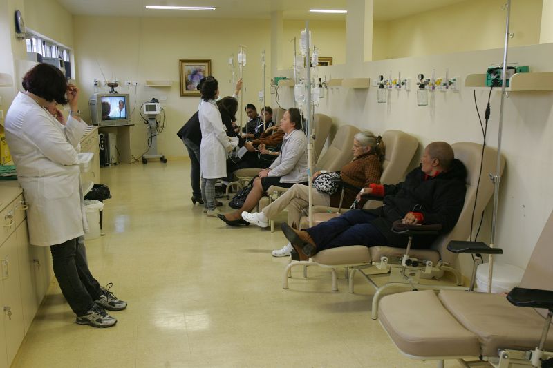 Pacientes no ambulatório de leucemia do Hospital de Clínicas: doentes podem recorrer à Justiça para garantir o tratamento | Ivonaldo Alexandre/Gazeta do Povo