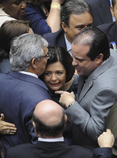 Ana Arraes é abraçada por deputados, após ter sido eleita: ministra é contra o Tribunal de Contas da União mandar paralisar obras com problemas | Wilson Dias/ABr