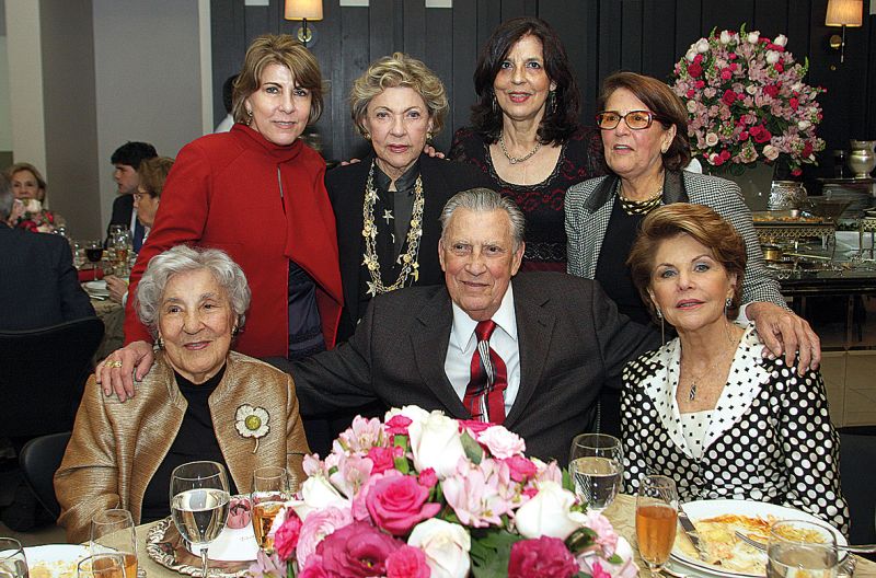 Dona Flora Camargo Munhoz da Rocha com os filhos Caetano, Sandra, Mitsi, Suzana e Daisy (em pé, da esq. para a dir.) e a nora Gilda (sentada) | Mauro Campos