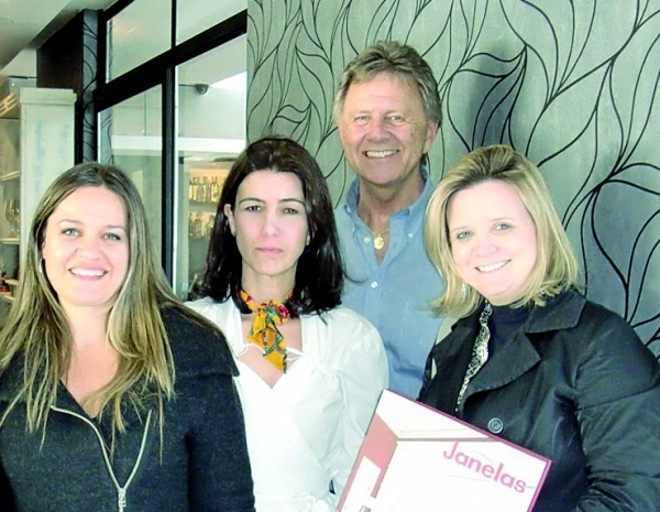 Os arquitetos Jocymara Nicolau (à esq.), Cris Daros, Rodolfo Doubek Filho e Caroline Bollmann foram recebidos em almoço no restaurante Ayza pela Monreale Persianas  Luxaflex. Cada um ganhou um exemplar do livro Decoração de Janelas | 