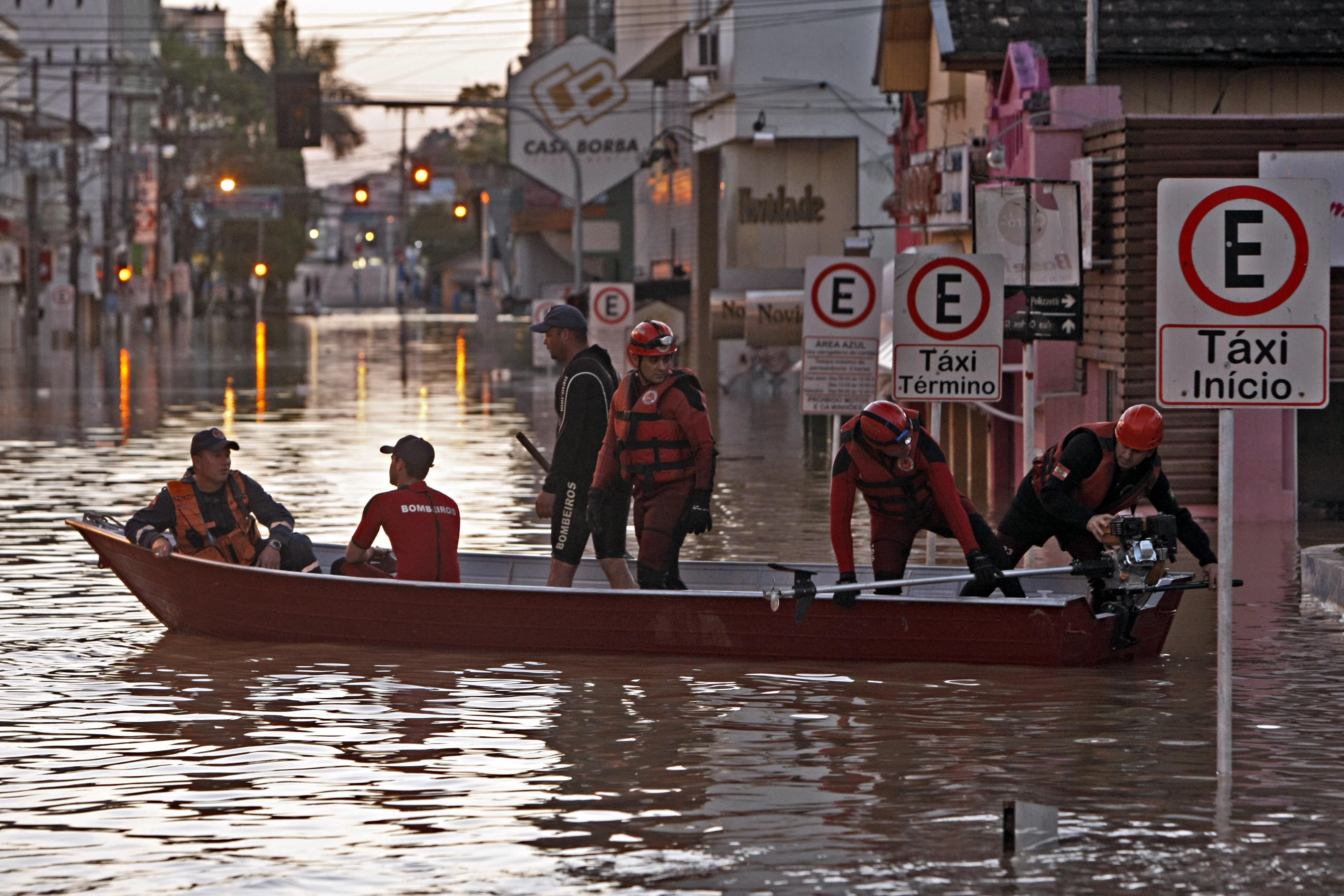 Ruas do centro de Rio do Sul onde as aguas começam baixar | Albari Rosa / Agência de Notícias Gazeta do Povo