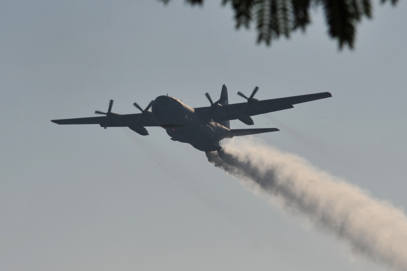 Avião C-130, da Força Aérea Brasileira, equipado para lançar 12 mil litros de água por voo, é utilizado para combater focos de incêndio florestal no Distrito Federal | Antonio Cruz/ABr