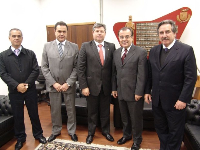 PRESTÍGIO DA OAB - O presidente da OAB/PR, José Lucio Glomb, e o vice-presidente do Conselho Federal, Alberto de Paula Machado, visitaram na última semana o Unicuritiba para divulgar a professores e alunos a 21ª Conferência Nacional dos Advogados, que acontece em Curitiba em novembro. O evento promete reunir mais de 8 mil pessoas, com cerca de 100 palestrantes, e já tem a confirmação de presença de sete ministros do STF e especialistas de todo o país. Cássio Marcelo Mochi, chefe do Departamento de Propedêutica do Unicuritiba (à esq.), José Mário Tafuri, coordenador do curso de Direito, e Adriano Rogério Goedert, pró-reitor acadêmico, receberam os visitantes ilustres Alberto Machado e José Lúcio Glomb |