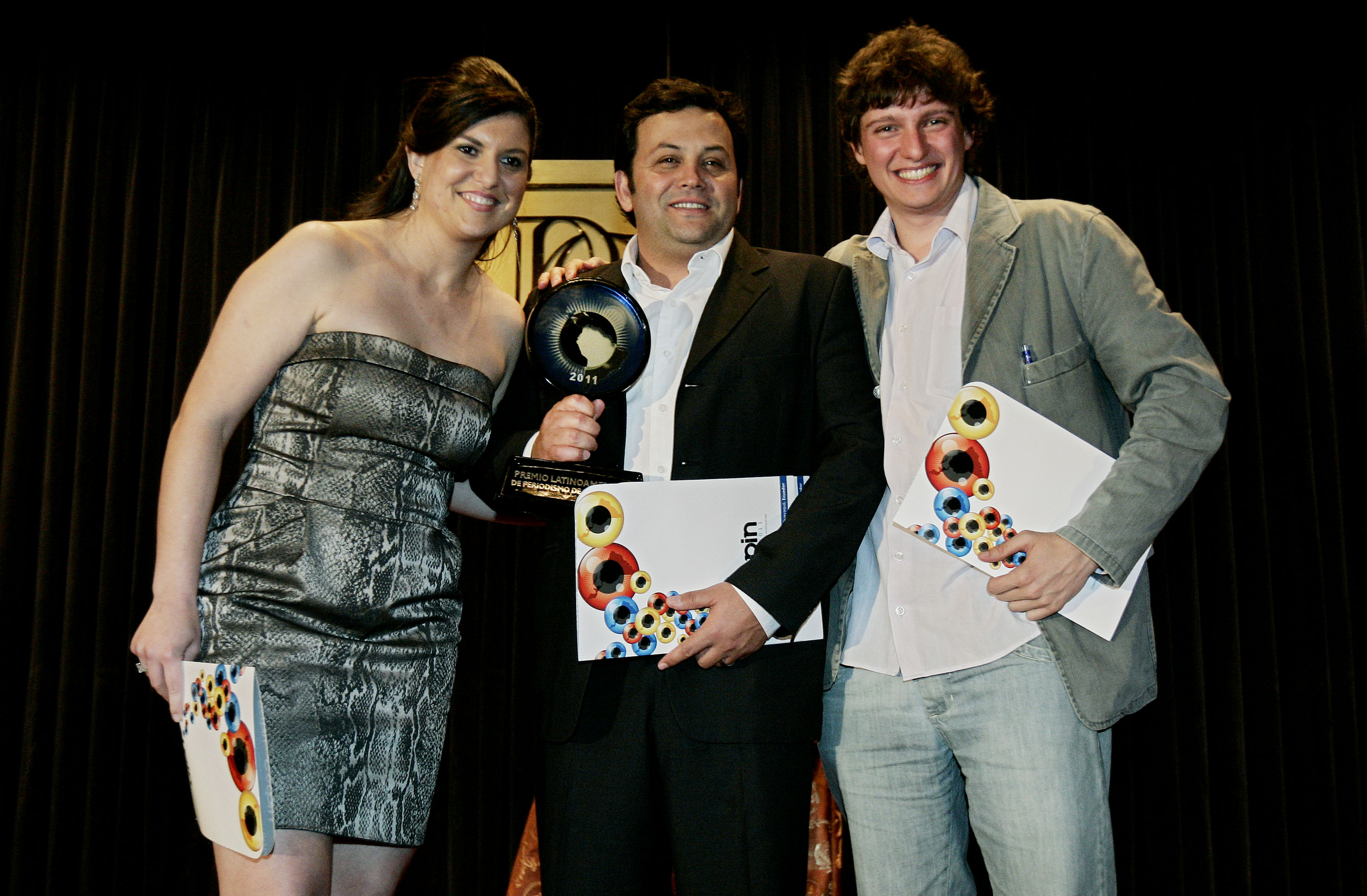Os jornalistas Katia Brembatti, James Alberti e Gabriel Tabatcheik recebem o Premio Latinoamericano de Periodismo de Investigación 2010-2011, no Equador | Celso Junior