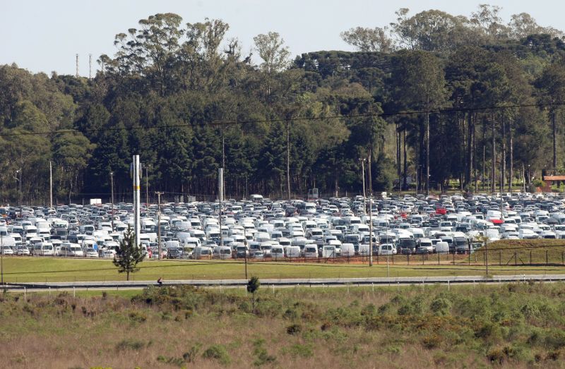 Pátio de veículos na fábrica da Renault, em São José dos Pinhais: montadora quer duplicar sua produção e alcançar participação de 8% no mercado brasileiro até 2016 | Valterci Santos/ Gazeta do Povo