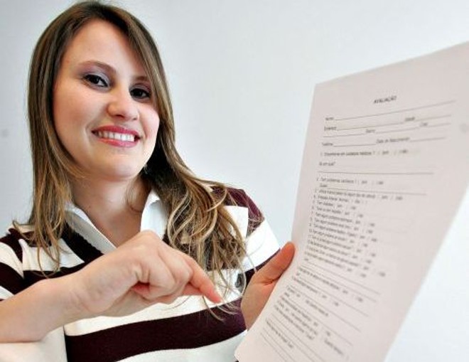 Karine com ficha de avaliação |