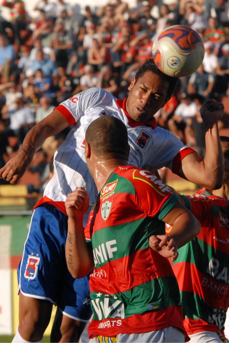 O zagueiro paranista Brinner ganha na jogada aérea dos jogadores da Portuguesa. Derrota no Canindé complica o Tricolor | Alan Moric/Futurapress
