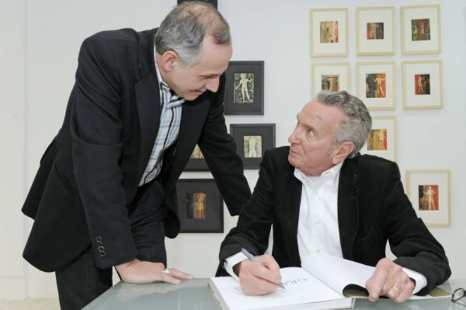 O secretário da Cultura, Paulino Viapiana (em pé), foi prestigiar o concorrido lançamento do livro de arte e a abertura da exposição do ex-ministro da Fazenda Karlos Rischbieter, nesta terça-feira, na Galeria Zilda Fraletti |