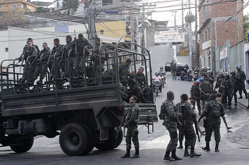 O comando do Exército reforçou o efetivo no Complexo do Alemão ontem, após três dias de conflitos com traficantes | Jadson Marques/Ag.Estado