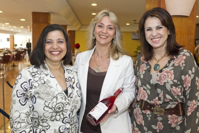 A diretora-geral da Rede Mabu Hotéis & Resorts, Márcia Abujamra (à esq.), a proprietária da vinícola Dezem, Susan Dezem (ao centro), e a enóloga e sommèliere Sonia Petri, no lançamento do Projeto Primavera, no último domingo, no Mabu Parque Resort. No evento, foi apresentado o vinho Mabu by Dezem, resultado da parceria entre a rede hoteleira e a vinícola de Toledo |