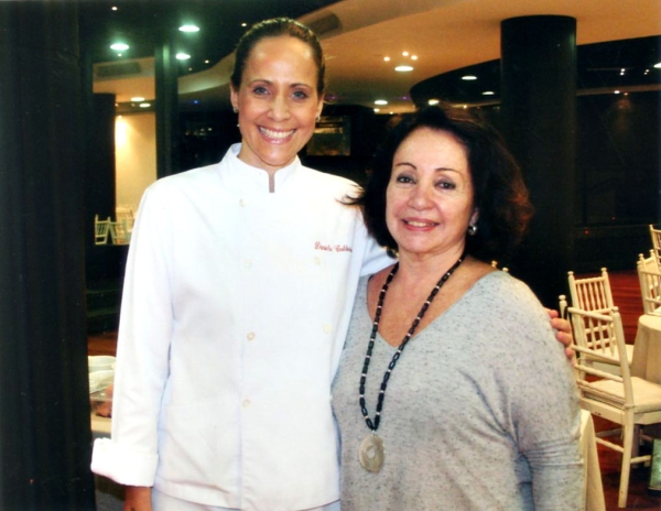 A chef Daniela Caldeira e a diretora-geral do Clube Curitibano, Terezinha Abagge, em recente palestra-laboratório, quando Daniela ministrou aula de gastronomia para associados do majestoso da Getúlio Vargas | Fotos: Divulgação