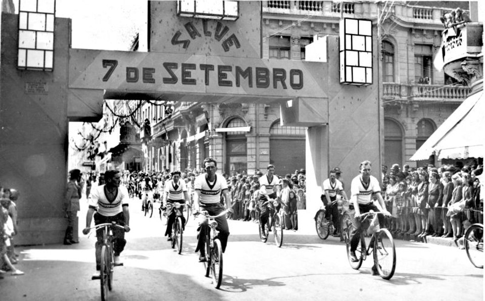 Desfile de ciclistas na Rua XV de Novembro, na esquina com a Rua Dr. Murici, na Semana da Pátria de 1939 | Arquivo