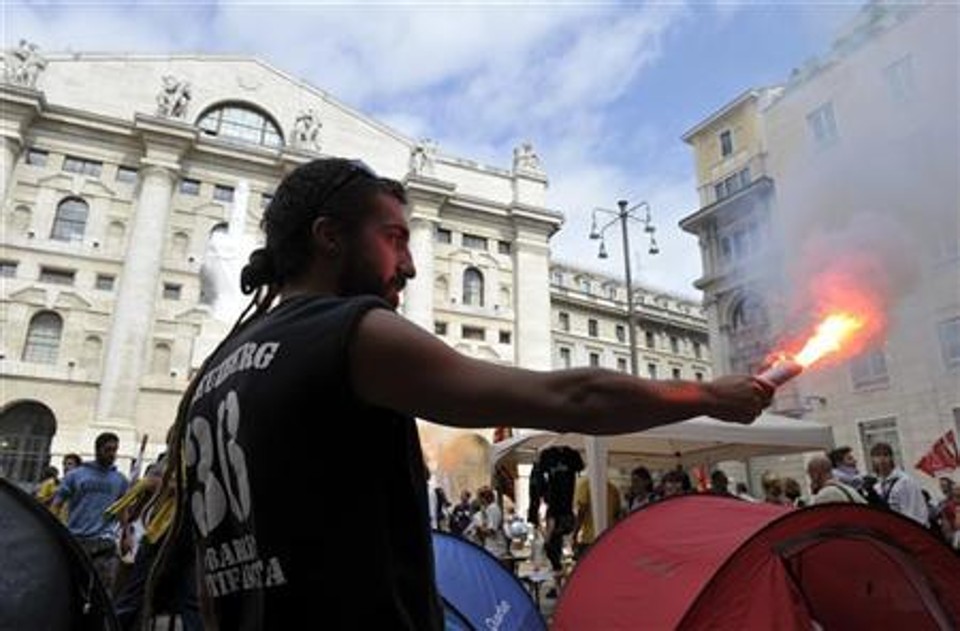 Manifestante protesta em frente à bolsa de valores de Milão, na Itália | REUTERS/Paolo Bona