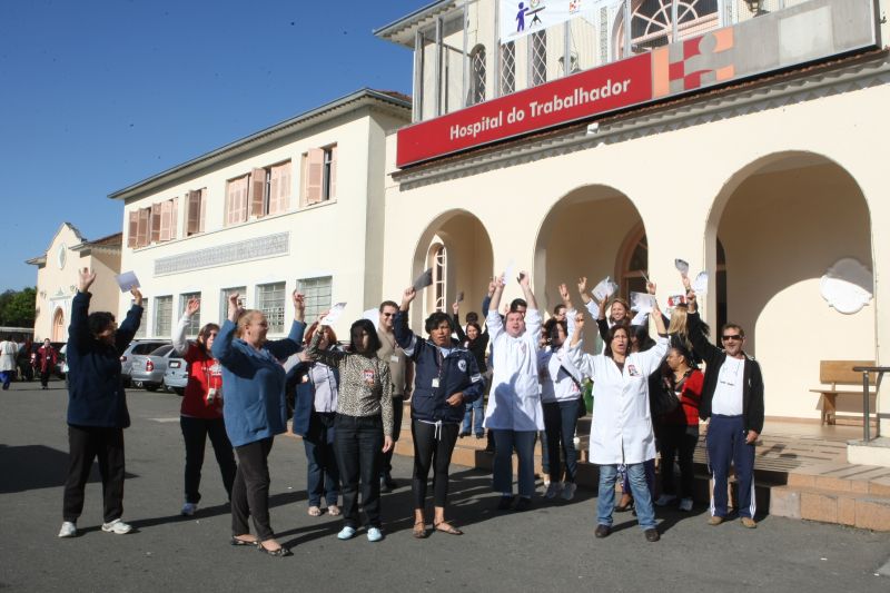 Servidores da área da saúde fazem protesto no Hospital do Trabalhador e pedem redução da carga horária semanal | Aniele Nascimento / Agência de Noticias Gazeta do Povo