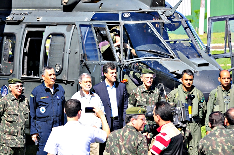 O Ministro da Defesa Celso Amorim e o governador Beto Richa sobrevoaram ontem a região fronteiriça após um encontro com o comando da Operação Ágata 2 | Marcos Labanca/Gazeta do Povo