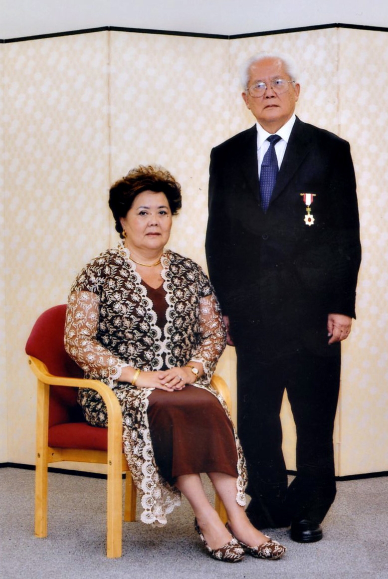 Recentemente em Tóquio, o advogado Kiyoshi Ishitani, na foto com a esposa, Keiko Ishitani, recebeu do governo japonês a Comenda Imperial Ordem do Sol Nascente Raios de Ouro e Prata. Ele e outros homenageados foram recepcionados no Palácio Imperial pelo imperador Akihito | Divulgação
